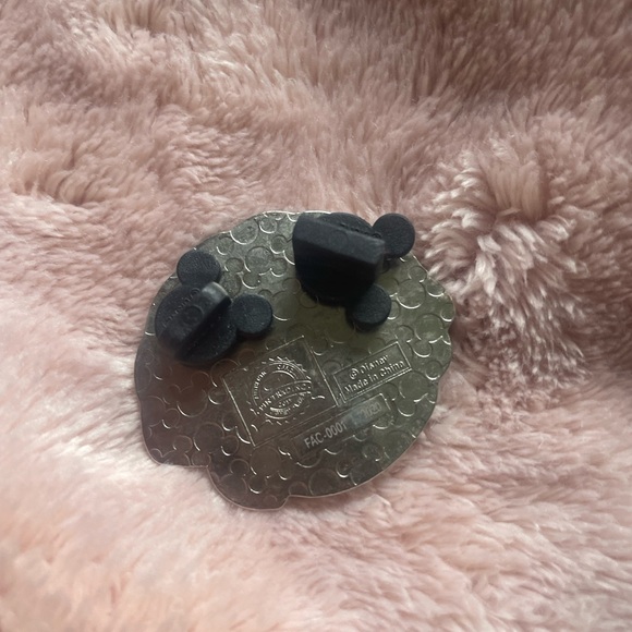 Ursula pin - Picture 2 of 2